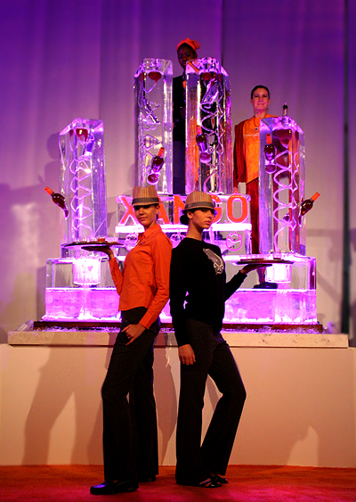 Cute Clothing Stores on Clothing Models At The Xango Store  Two Lovely Ladies Handing Out